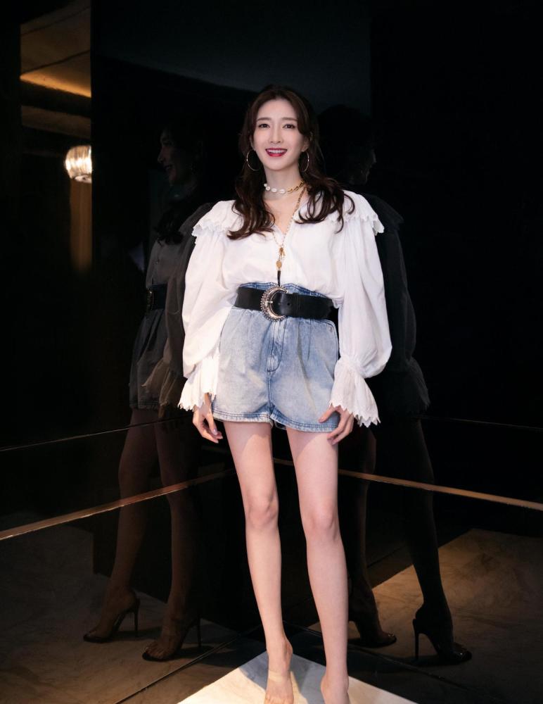 江疏影这腿无敌了穿短裤配长靴跳舞九头身比例不输超模