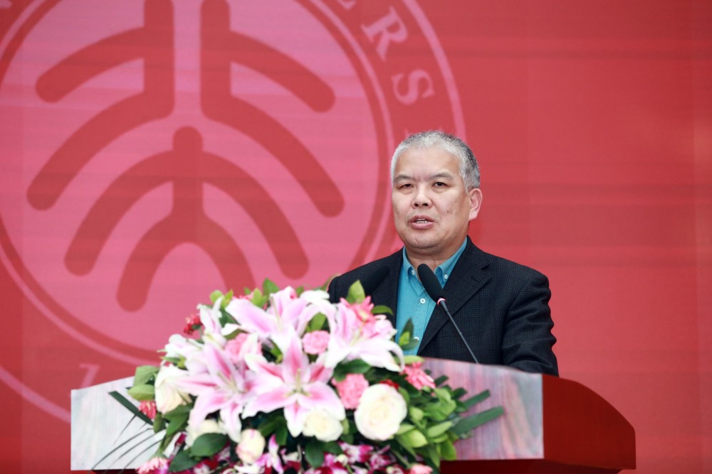 随后,北京大学经济学院党委书记崔建华宣读了"第三届中国百所大学经济