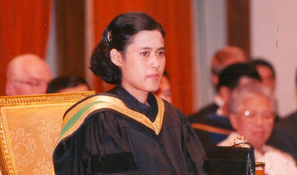 诗琳通公主穿粉衣太娇俏!骑电动车代步连轴转,国王却忙于风流事_腾讯