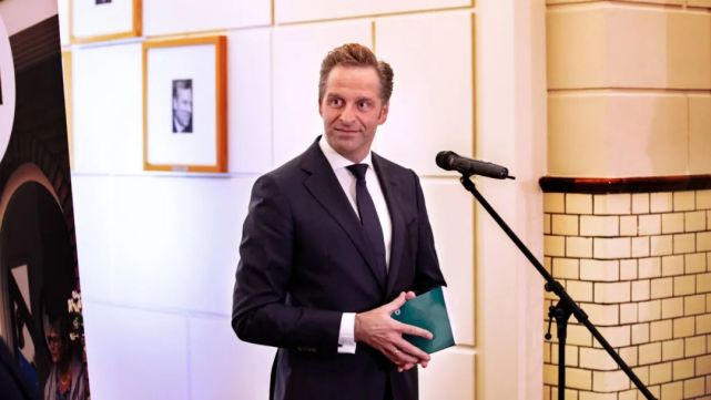 另一位合适的人选是财政部长霍克斯特拉(hoekstra),他表示会加以考虑
