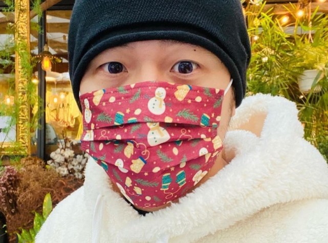 周杰伦化身追风少年踩滑板车驰骋街道戴卡通口罩少年感满满