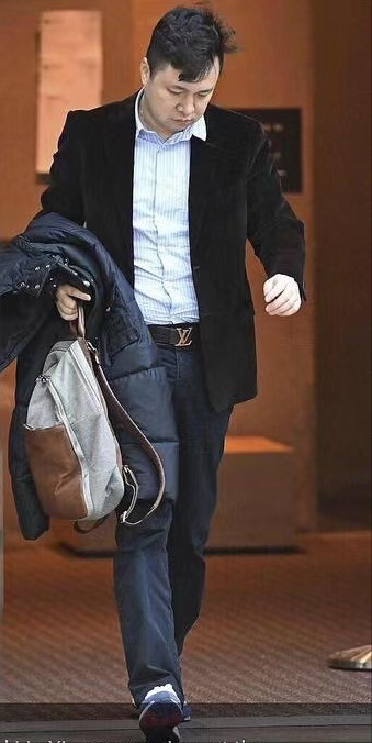 孟晚舟老公终于现身了!穿旧衣帅气霸总,甜蜜护妻变"护花使者"