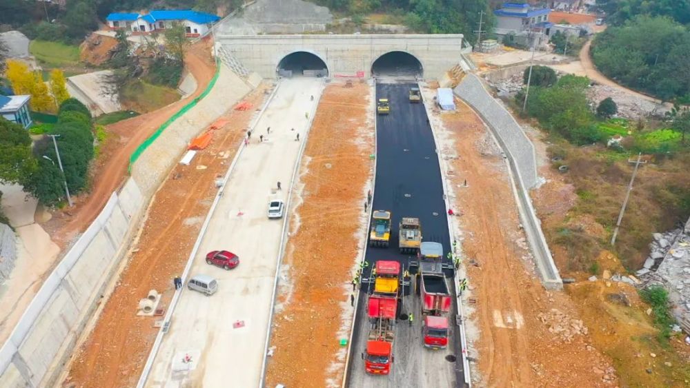 9公里,其中隧道长约2.3公里,起于梅溪湖路,从桃花岭山下穿过.