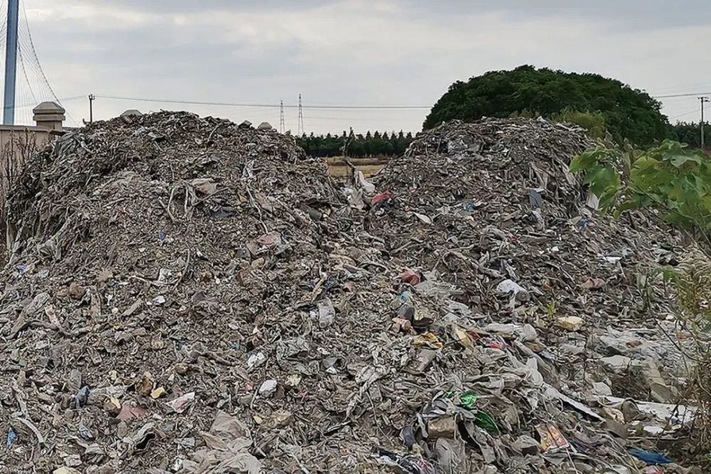 金钱公路某项目北侧一处空地垃圾堆积成山到底谁干的