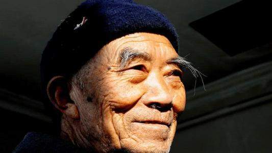 老人说眉上一根长能抵万担粮眉毛长的人是大富大贵之相