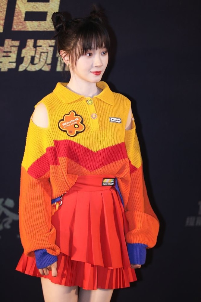 卜冠今为新片沐浴之王站台梳双丸子头俏皮甜美吸睛