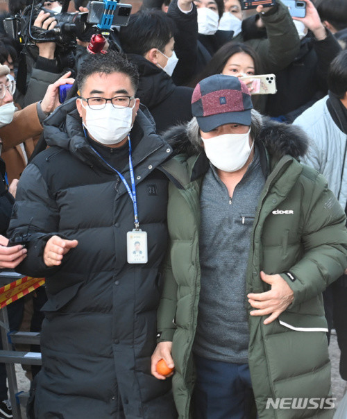 素媛案罪犯赵斗淳12年来首次露脸:头发灰白 紧握橘子 向民众鞠躬