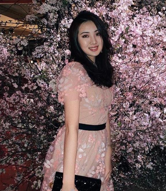 孟晚舟妹妹晒自拍,穿褶皱"补丁装"女人味足,顶级名媛穿衣大胆