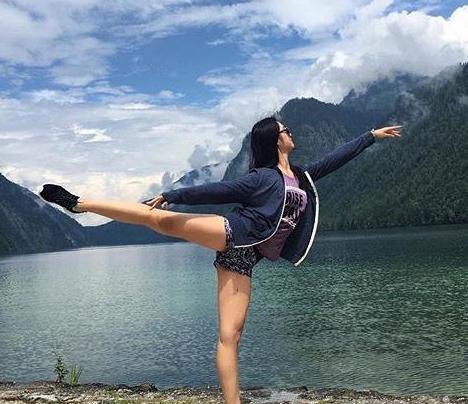 孟晚舟妹妹晒自拍,穿褶皱"补丁装"女人味足,顶级名媛穿衣大胆