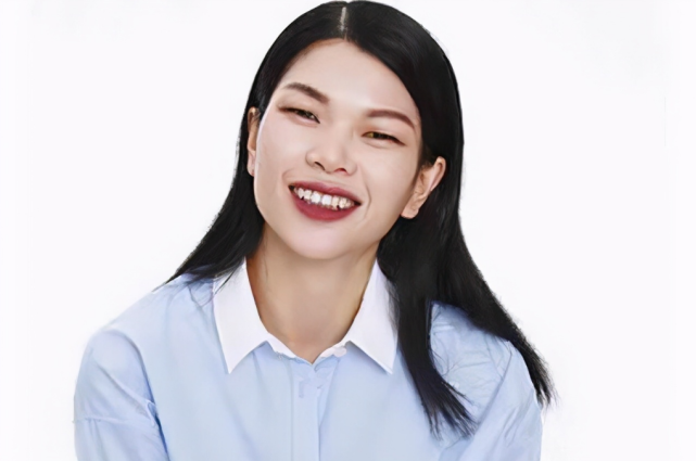 而从中国人的审美来看,吕燕,算不上传统意义的美女.