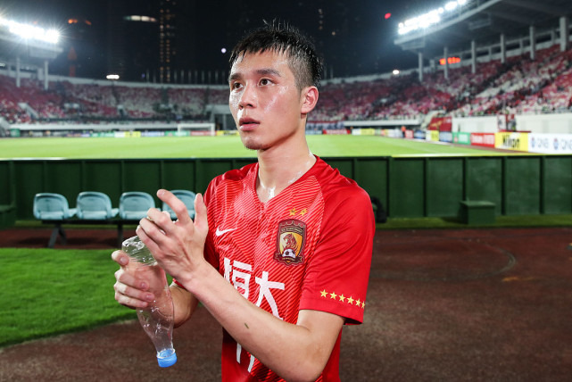 蓉城2比0青岛李扬中超首轮进球韦世豪替补登场4万球迷欢呼