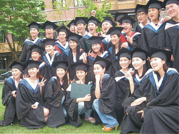 赵霁考进了上海戏剧学院,她和李金铭,王传君是大学同学,其中和陈赫