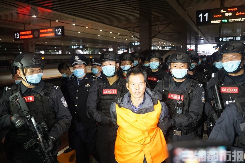 潜逃11年背负6条人命公安部a级通缉令逃犯张承禹被押解回长