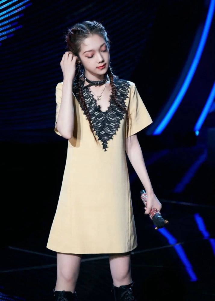 98年的希林娜依高放大招穿复古皮裙秀身材这谁顶得住