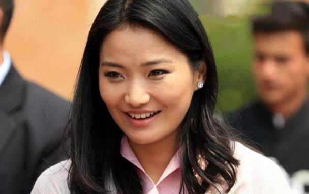 不丹王后出席印度贵族婚礼新娘子比她还美佩玛亲自为她戴手绳