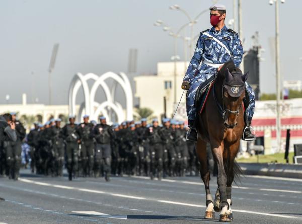 12月11日,在卡塔尔多哈,警察参加国庆阅兵彩排.