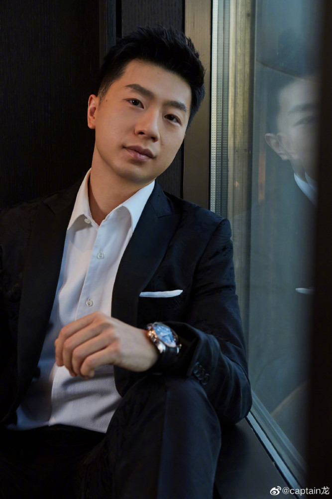 马龙陪儿子过完生日再启程穿西装端酒杯超帅气乒超归属引关注