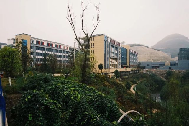 清镇职教城贫困学子求学路从高山走向大海