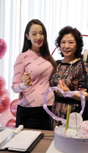 吉娜为婆婆庆生,亲昵称呼亲爱的妈妈,怀孕7个月的她肚大如箩