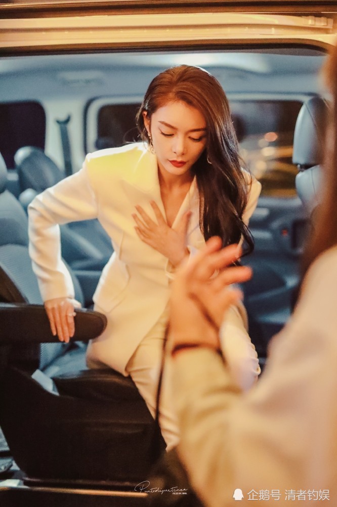 养眼美图傅菁港风搭配公式首公布港风大美人可甜可咸好霸气