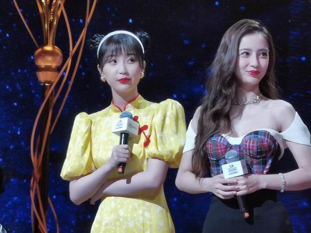 angelababy,虞书欣同框参加活动,一个气质一个俏皮