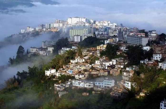 云南一座建在山上的县城真是名副其实的山城你没有见过吧