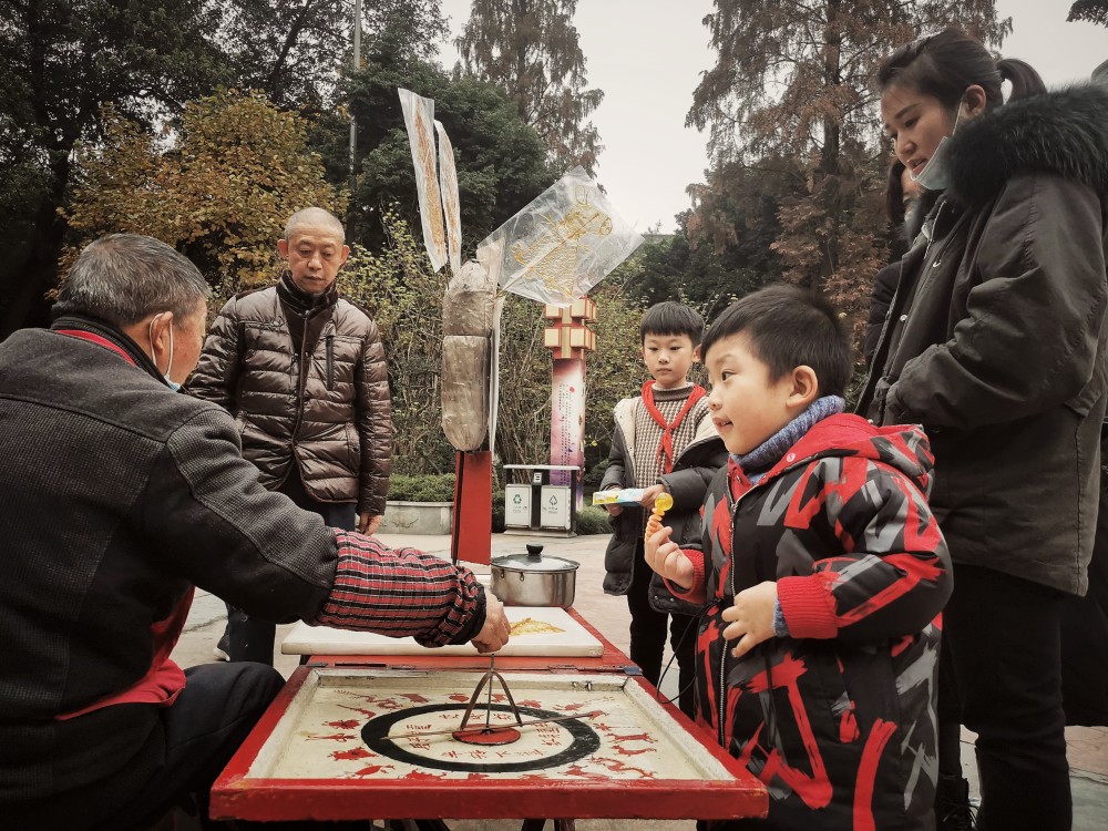 乐山糖人师傅转一次盘5元钱钱不钱无所谓孩子高兴就行