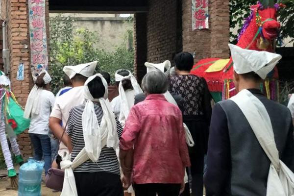 古人下葬的时候讲究比较多,诸如祭祀墓穴仪式,安放长明灯仪式,添土