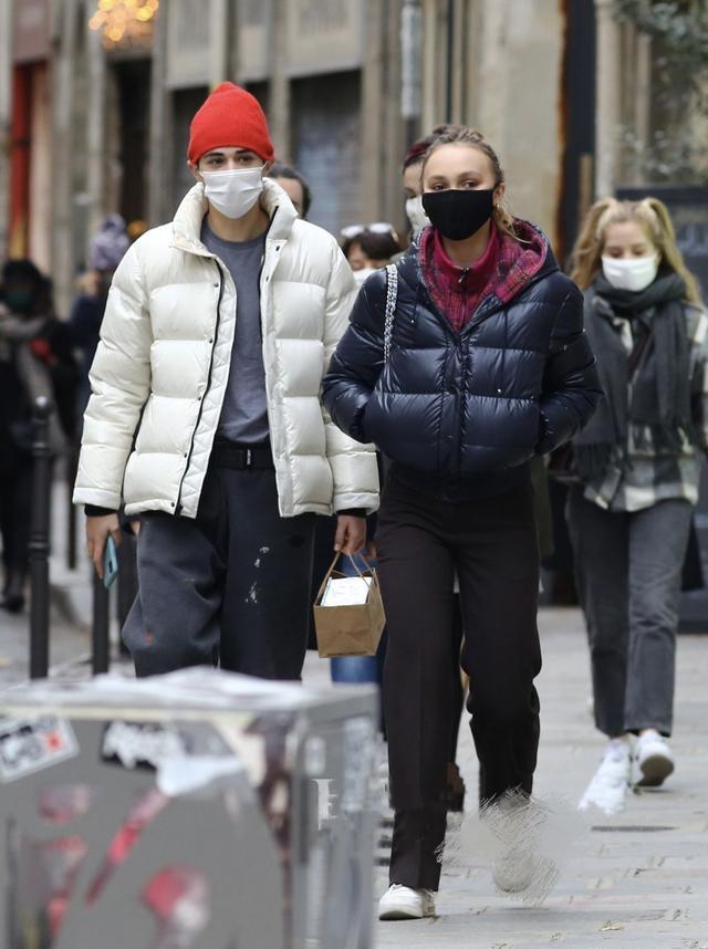 孟晚舟携老公露面穿黑裙长发披肩温柔优雅抬头看丈夫一脸崇拜