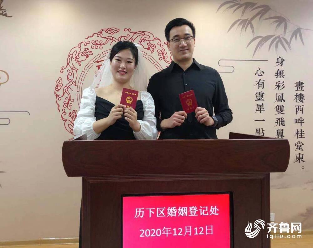 9月份办婚礼双十二领证济南这对新人等待三个月的结婚证终于拿到了 腾讯新闻