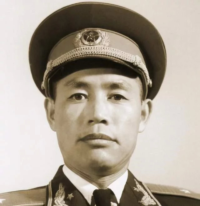 许世友落难时,他给许世友买酒,30年后,许世友推荐他做副司令