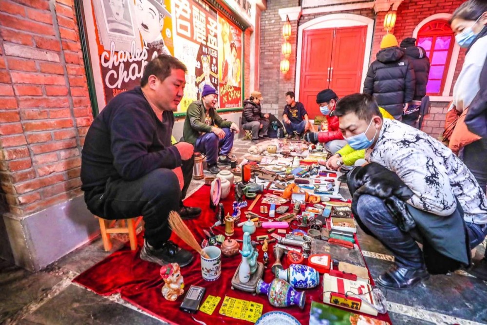 二十多年的鬼市搬进王府井这儿有烟火气十足的老北京夜生活