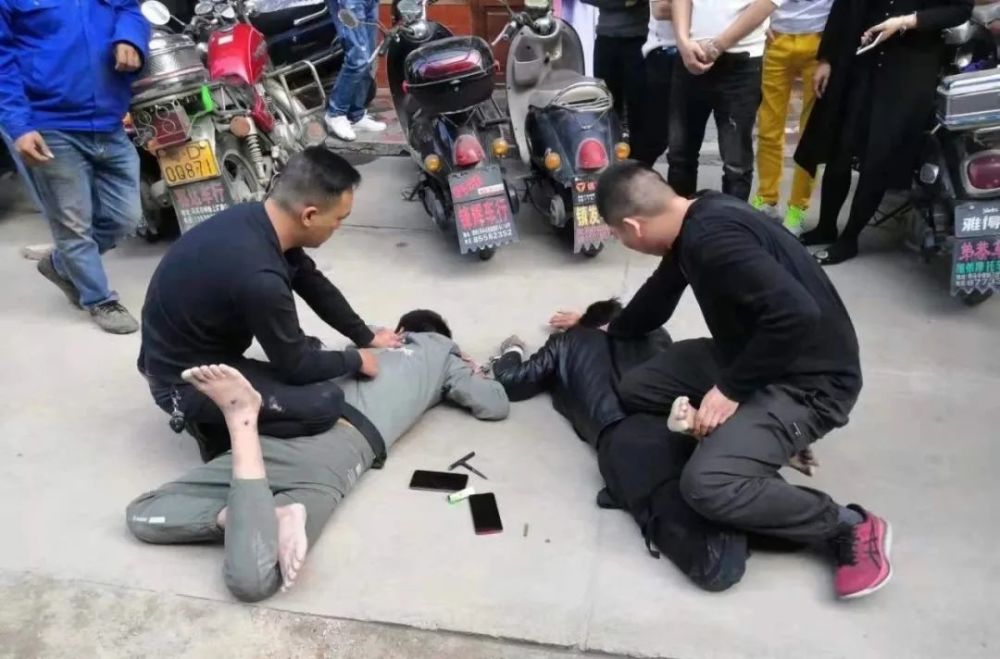 想必大家都想看视频了 以下视频并非演习,而是真实版抓捕现场!