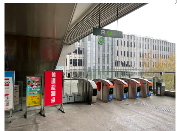 成都公交车站枢纽站运行有序旅客比想象还方便
