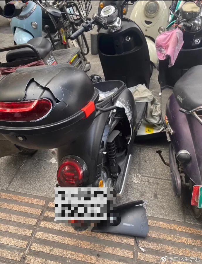 又是美林街,电车被砸烂得不忍直视,这是得罪谁了吗?