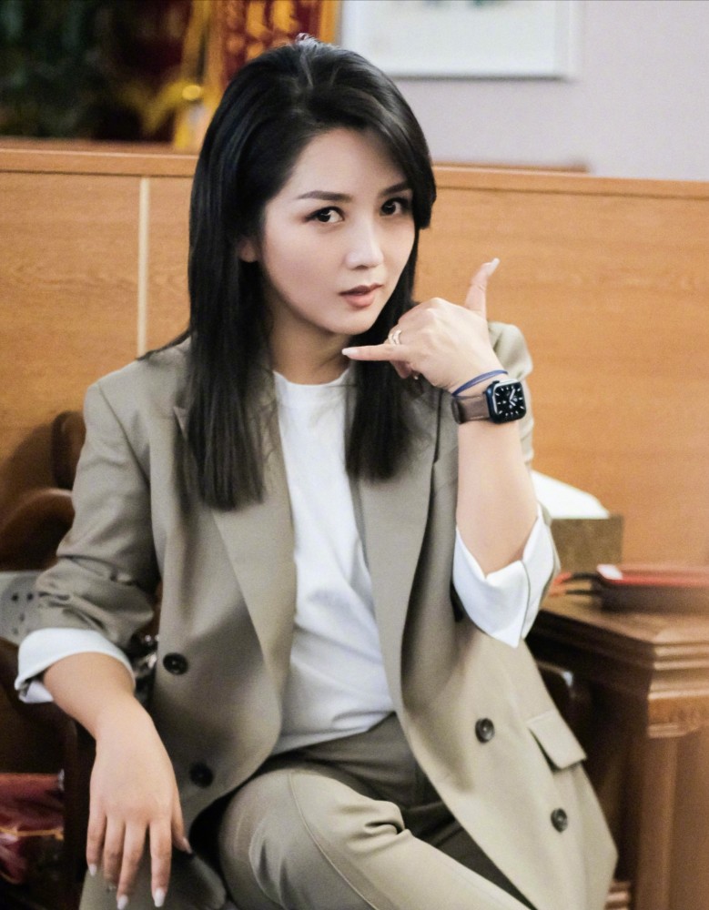 何洁这回竟输给网红,穿卡其西装配过膝长靴,同框网红身高被碾压_腾讯