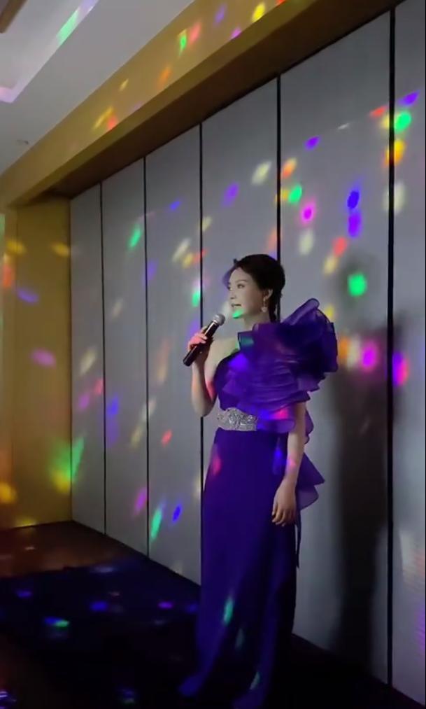 穿着礼服在ktv灯光下的陈数感觉十分开心,一边唱歌还一边做着舞蹈动作