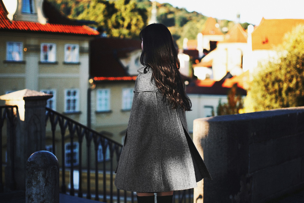 人字形斗篷外套的穿搭时尚风