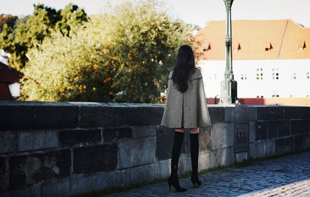 人字形斗篷外套的穿搭时尚风