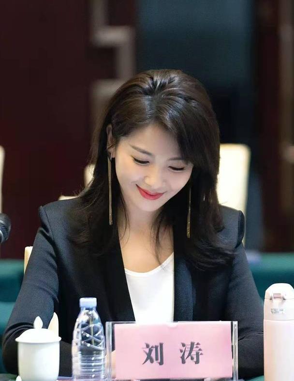 42岁刘涛像吃防腐剂穿西装大方秀出蚂蚁腰端庄不输央视主持人