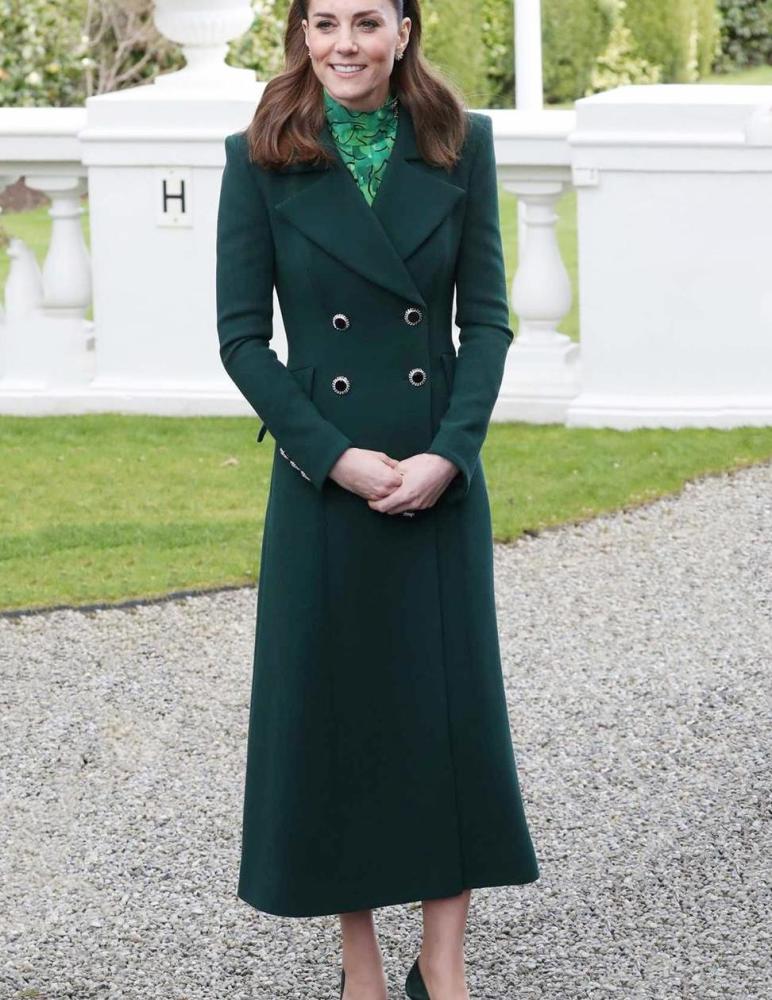 凯特王妃美得真气质,穿"墨绿色"翻领大衣裙,高雅且不失活力