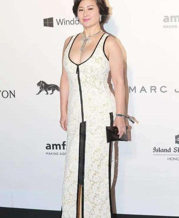 何超琼穿碎花蕾丝裙,胖的没腰依然很自信,骨子里的贵族气质!