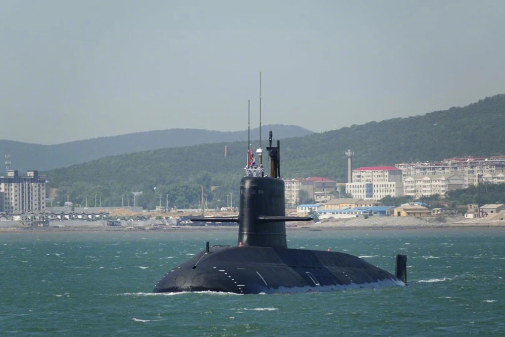 阅兵式上耍杂技基洛级上叠罗汉印度海军潜艇又创造一项纪录