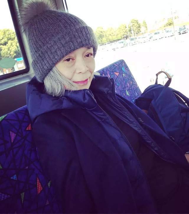 "冻龄外婆"火了:20年前抱女儿,如今抱孙女,网友:更漂亮了