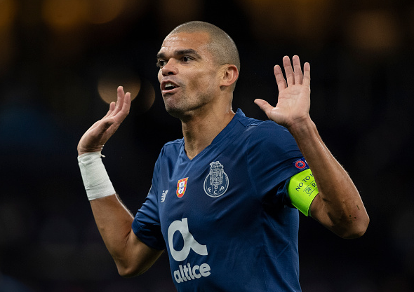 小偷去足坛"武僧"佩佩家行窃,跳着进去然后被警察抬着出来_腾讯新闻