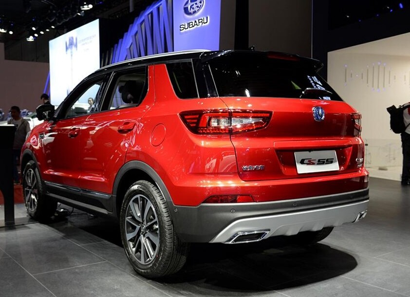 国产高颜值suv"新标杆",1.5t油耗7升,落地8万,cs55真帅气