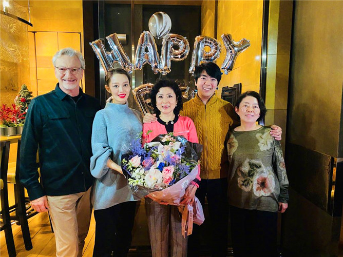 随后吉娜也发布了照片祝福婆婆妈生日快乐,而且还携自己的父母和婆婆
