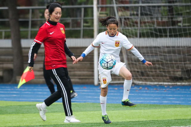 沪媒:走进校园足球,前女足国脚浦玮执教上海大学女足