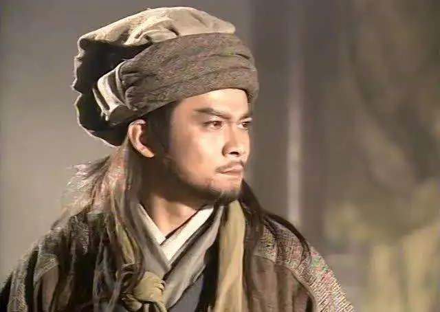 97版本的《天龙八部中》,黄日华饰演的乔峰为何一直戴着帽子呢?