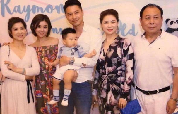 王雷晒全家合照,李小萌和婆婆穿姐妹装惊艳,婆婆看起来真年轻